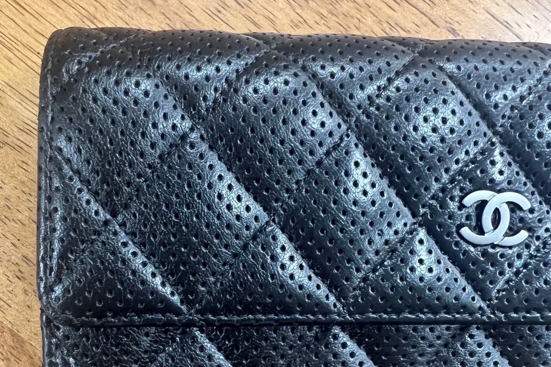 修理事例｜CHANEL (シャネル) お財布【角スレ補修】 | BEFORE & AFTER