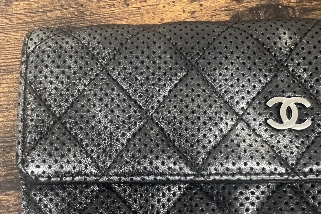 修理事例｜CHANEL (シャネル) お財布【角スレ補修】 | BEFORE & AFTER
